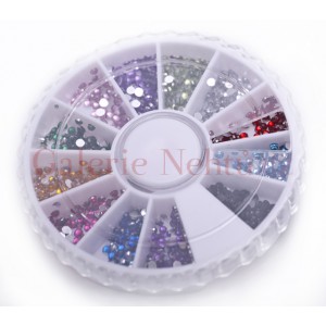 Barevné zdobící kamínky na nehty